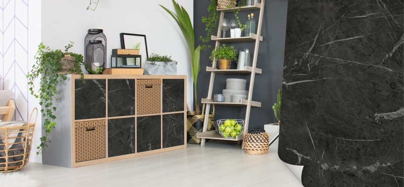 Einrichtungsbeispiel mit der Möbelfolie Marmor dunkelgrau | jetzt bestellen PrintYourHome.de