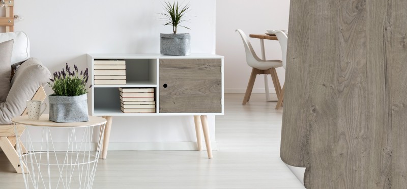 Einrichtungsbeispiel mit der Möbelfolie Eiche grau | jetzt bestellen PrintYourHome.de