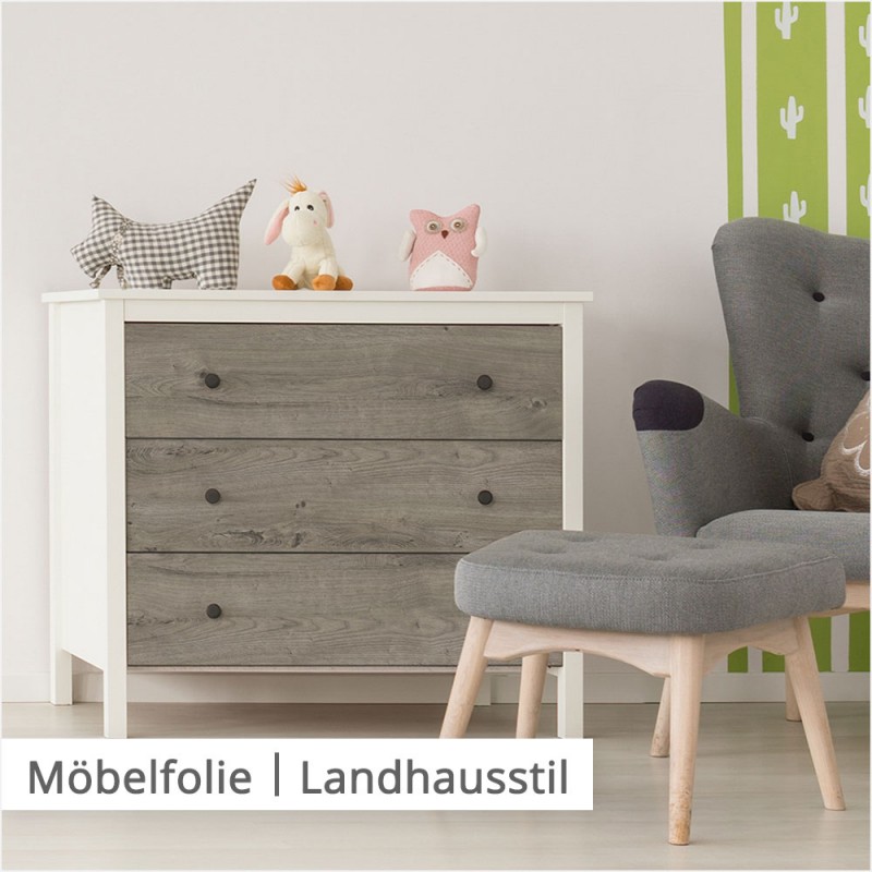 Eine Kommode, die mit schöner Folie mit natürlicher Holzzeichnung verschönert wurde, passt perfekt in eine Wohnung im Landhausstil. 